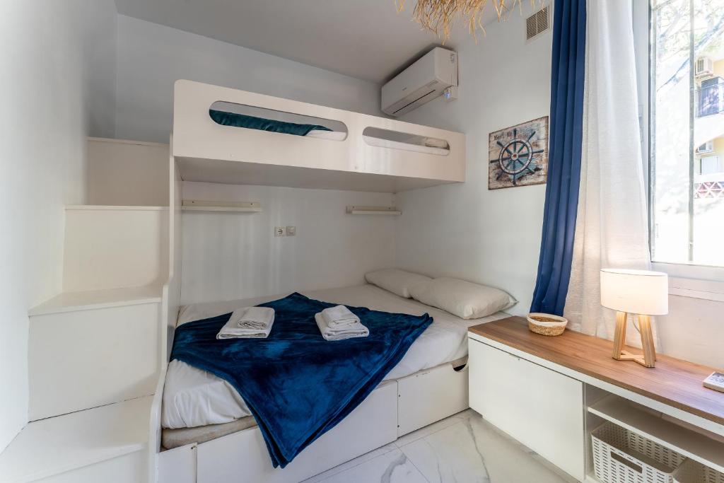 Łóżko lub łóżka w pokoju w obiekcie Sea Front Beach House Macarena C