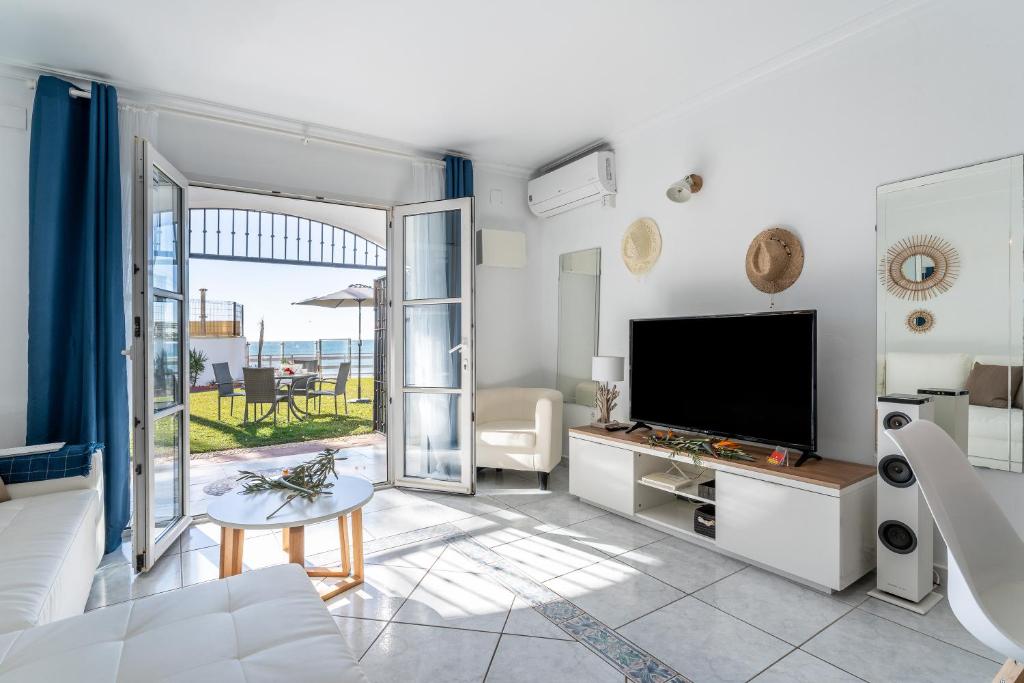 Telewizja i/lub zestaw kina domowego w obiekcie Sea Front Beach House Macarena C