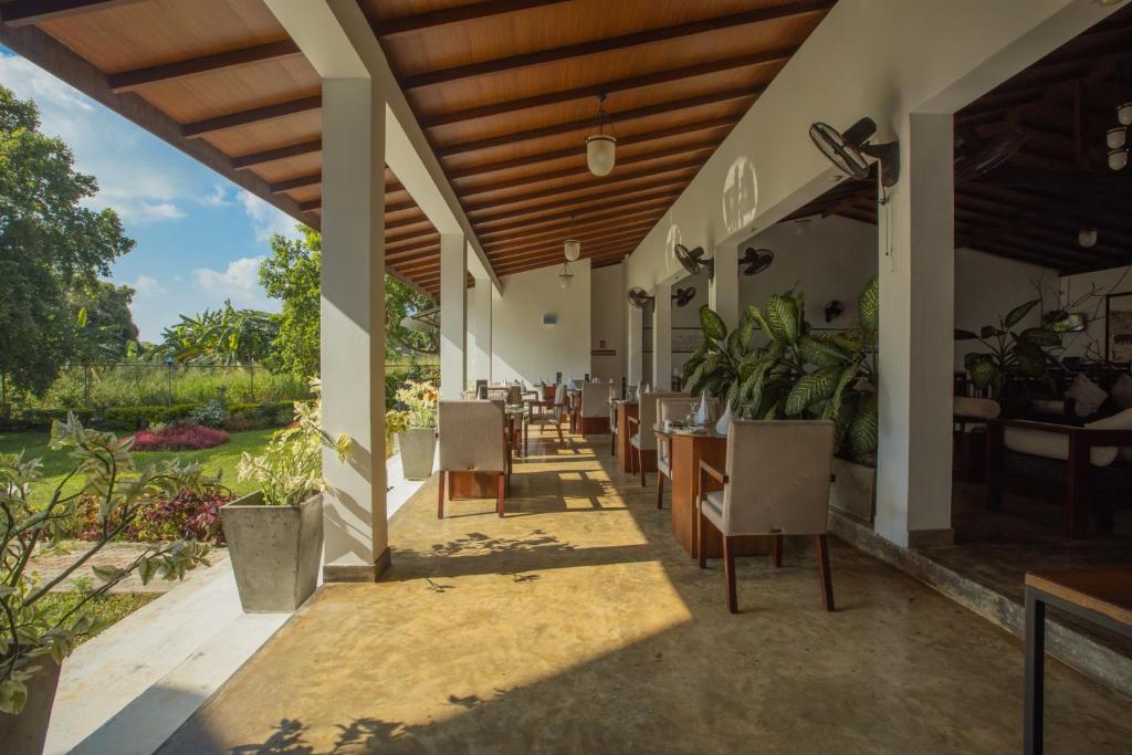 Balkón nebo terasa v ubytování Sigiriya Wewa Addara Hotel - Hotel By The Lake