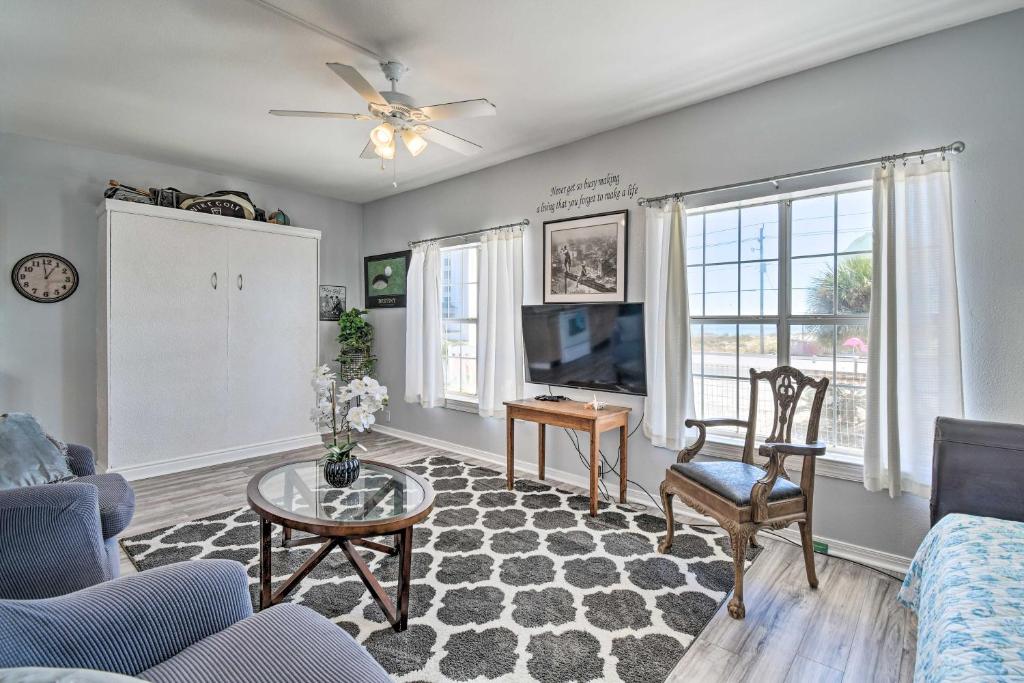 ein Wohnzimmer mit einem Sofa und einem TV in der Unterkunft Sunset - Apartment in Perdido Key with Deck! in Pensacola