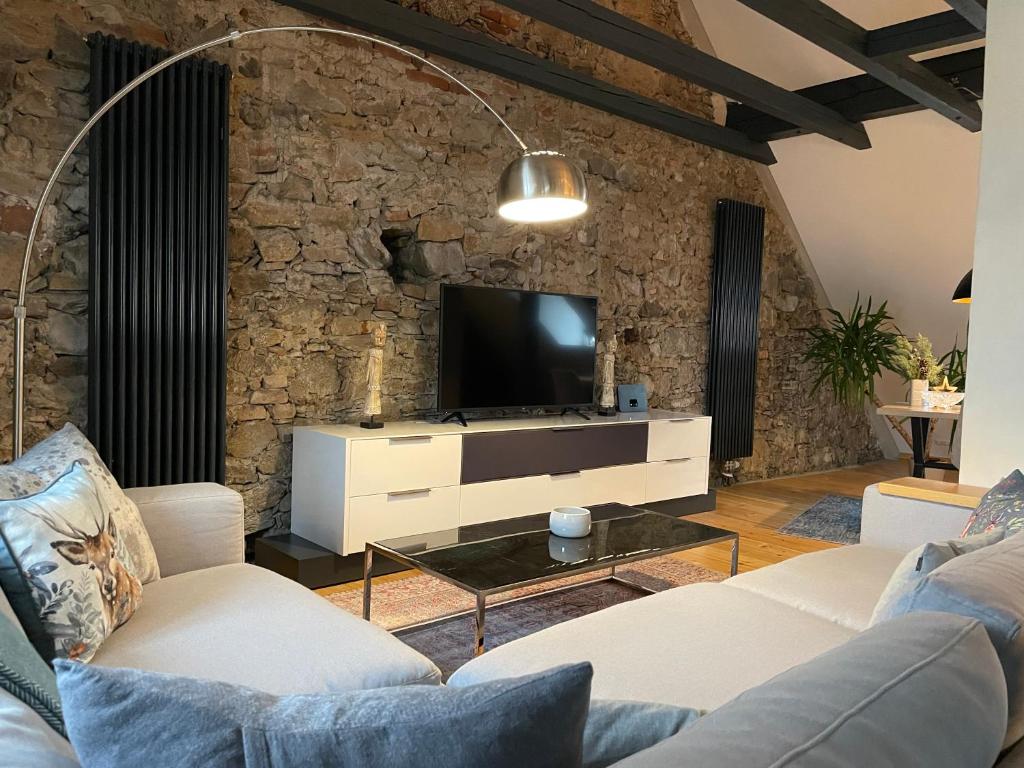 uma sala de estar com dois sofás e uma televisão em VOH SUPER EXKLUSIVES LOFT, ZENTRAL, Smart-TV, Parkplatz em Vohenstrauss