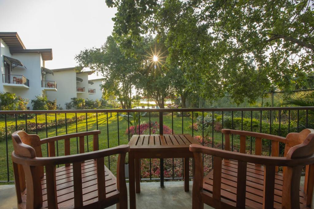 Zahrada ubytování Sigiriya Wewa Addara Hotel - Hotel By The Lake
