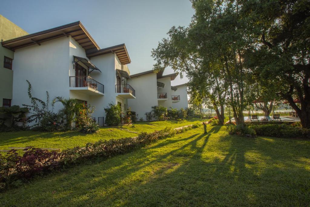 Zahrada ubytování Sigiriya Wewa Addara Hotel - Hotel By The Lake