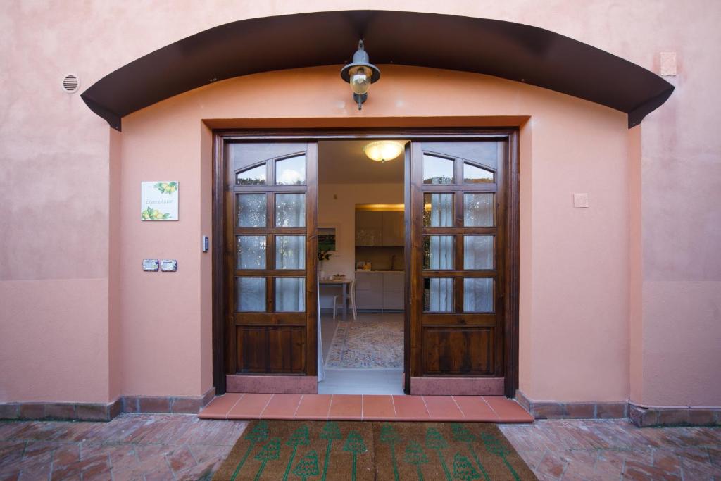 una entrada a un edificio con puerta de madera en Lemon house, en Éboli