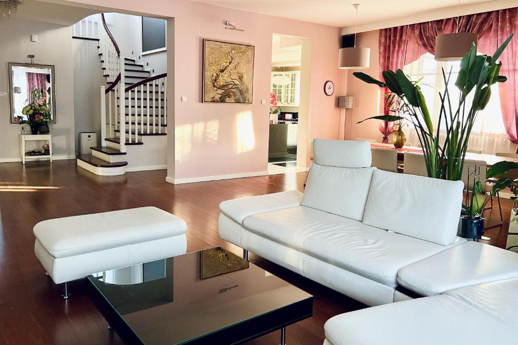 sala de estar con sofá blanco y mesa en Luxury Villa - JessApart Walendia en Walendów