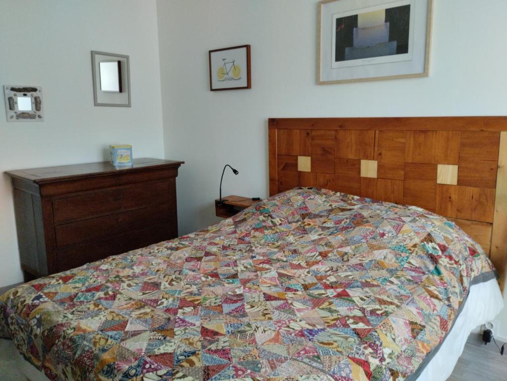 Una cama o camas en una habitación de La pause sous le pin B&B Chambres d'hôtes