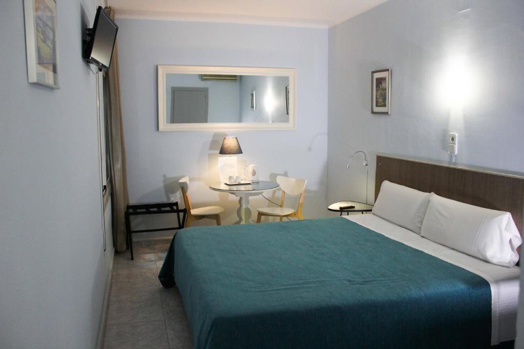 Postel nebo postele na pokoji v ubytování Hotel Alexandra Sitges