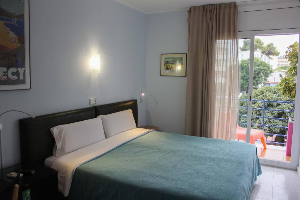 Postel nebo postele na pokoji v ubytování Hotel Alexandra Sitges