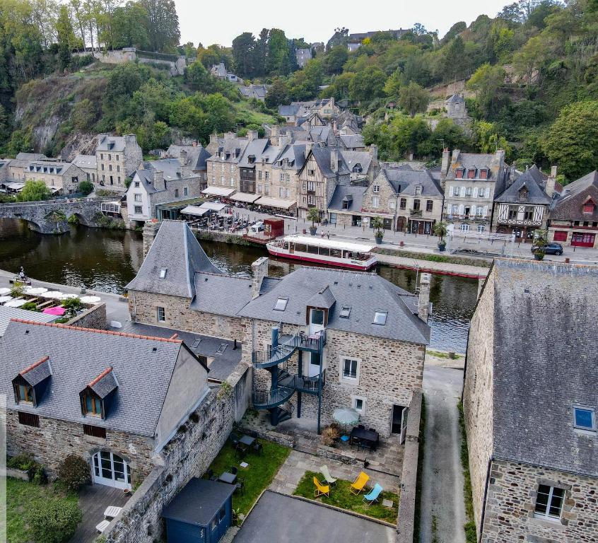 eine Luftansicht einer Stadt neben einem Fluss in der Unterkunft Au Fil De L'eau - Le Jerzual in Dinan