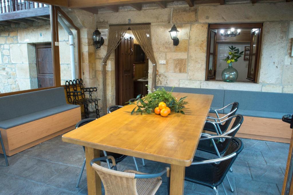 una mesa de madera con naranjas en una habitación en Casa La Portilla a 6Km de Cabarceno WIFI, en Esles