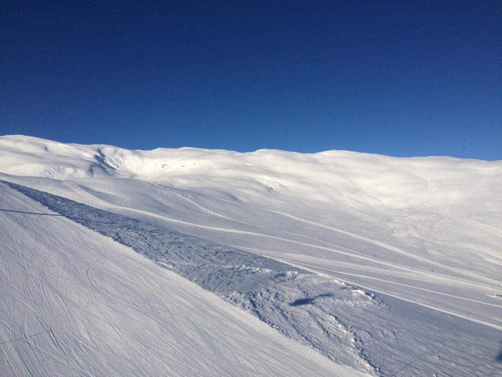 einen schneebedeckten Hang mit in der Unterkunft Voss- Myrkdalen Lodge in Vossestrand