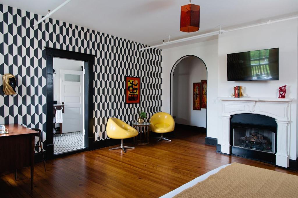TV a/nebo společenská místnost v ubytování The Dwell Hotel, a Member of Design Hotels