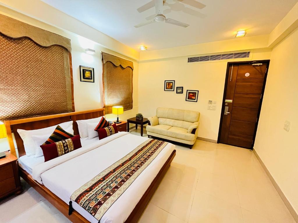 Hotel Signature Suites, Noida Sector 51, couple friendly - Housity