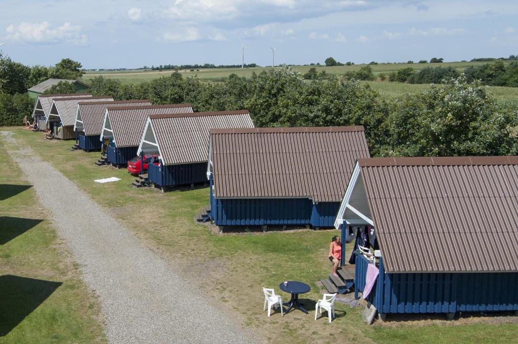 an overhead view of a row of camping huts at Møgeltønder Camping & Cottages in Møgeltønder