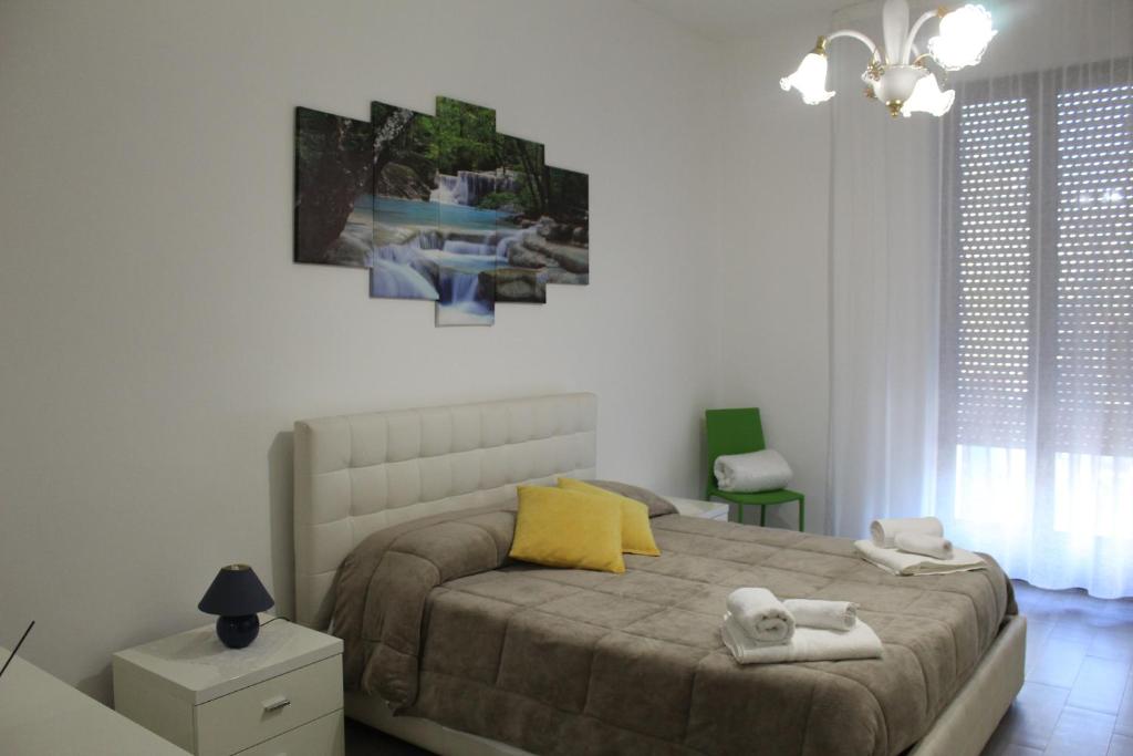 ein Schlafzimmer mit einem Bett mit zwei Handtüchern darauf in der Unterkunft Genny Holiday Home in Francavilla Fontana