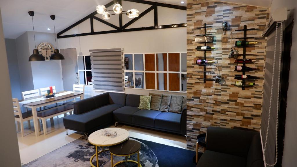 sala de estar con sofá y mesa en Lax Uno 2 bedroom home with Parking, Wi-Fi, NetFlix and Airconditioned Rooms and Shower Heater, en Antipolo