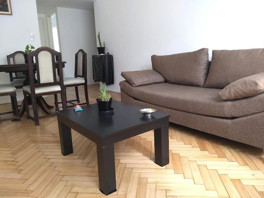 sala de estar con sofá y mesa de centro en Departamento muy luminoso en el centro para 3 personas en Buenos Aires