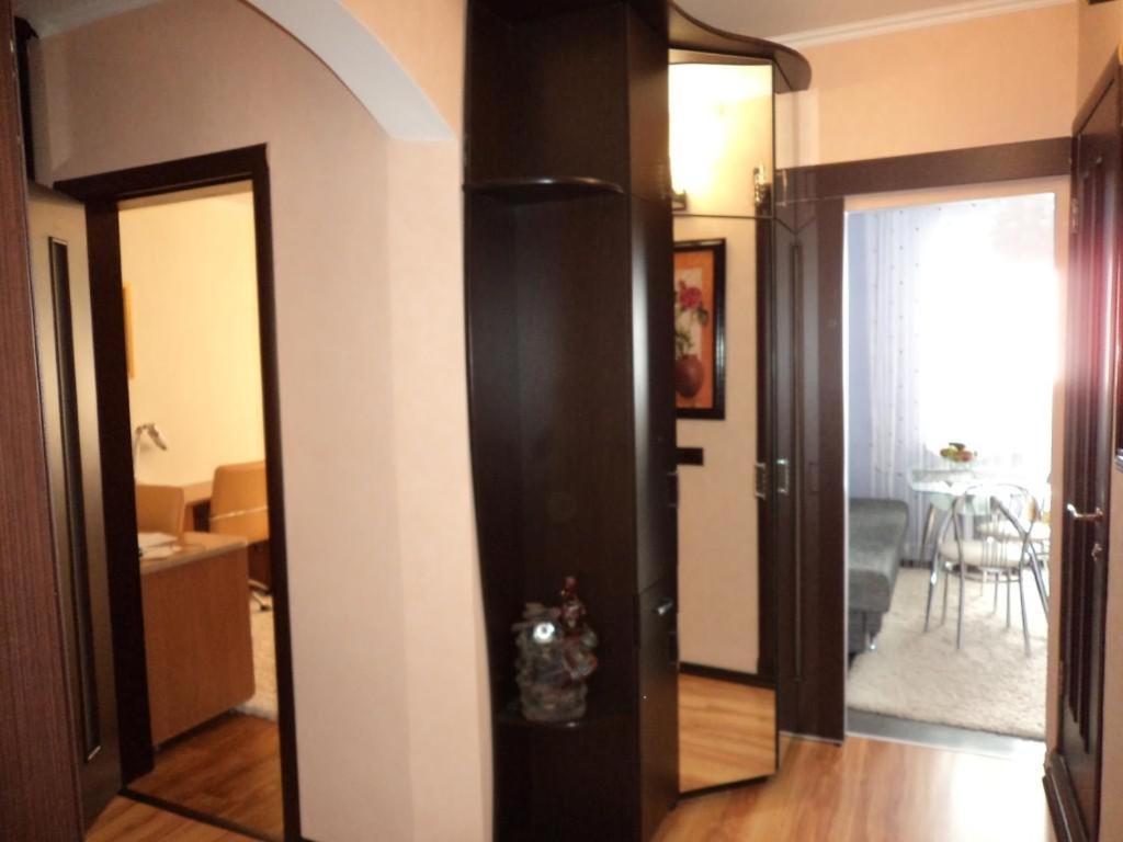 un corridoio con due porte e una stanza con tavolo di 5й Зарічній 44 a Kryvyj Rih