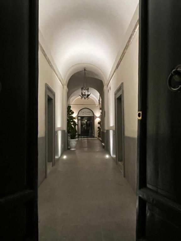 un couloir vide dans un bâtiment avec une hallwayngth dans l'établissement Residenza Palazzo Fortuna - Boutique Hotel, à Civita Castellana