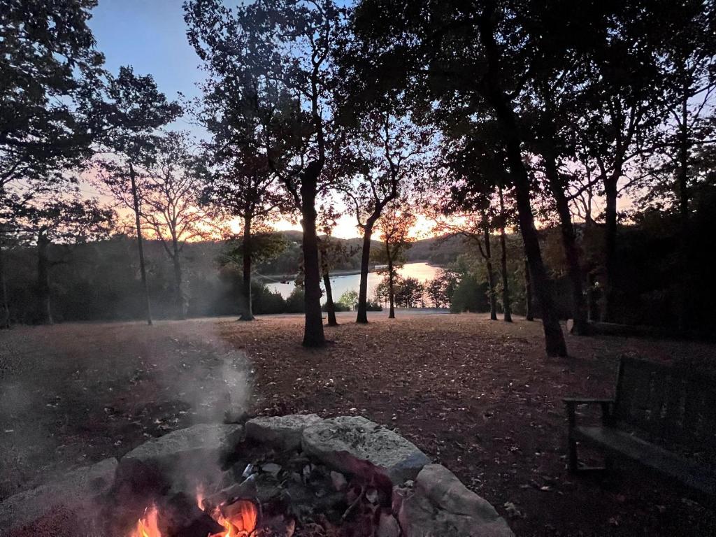 eine Feuerstelle in einem Park mit Sonnenuntergang im Hintergrund in der Unterkunft The Bavarian Village Resort in Branson
