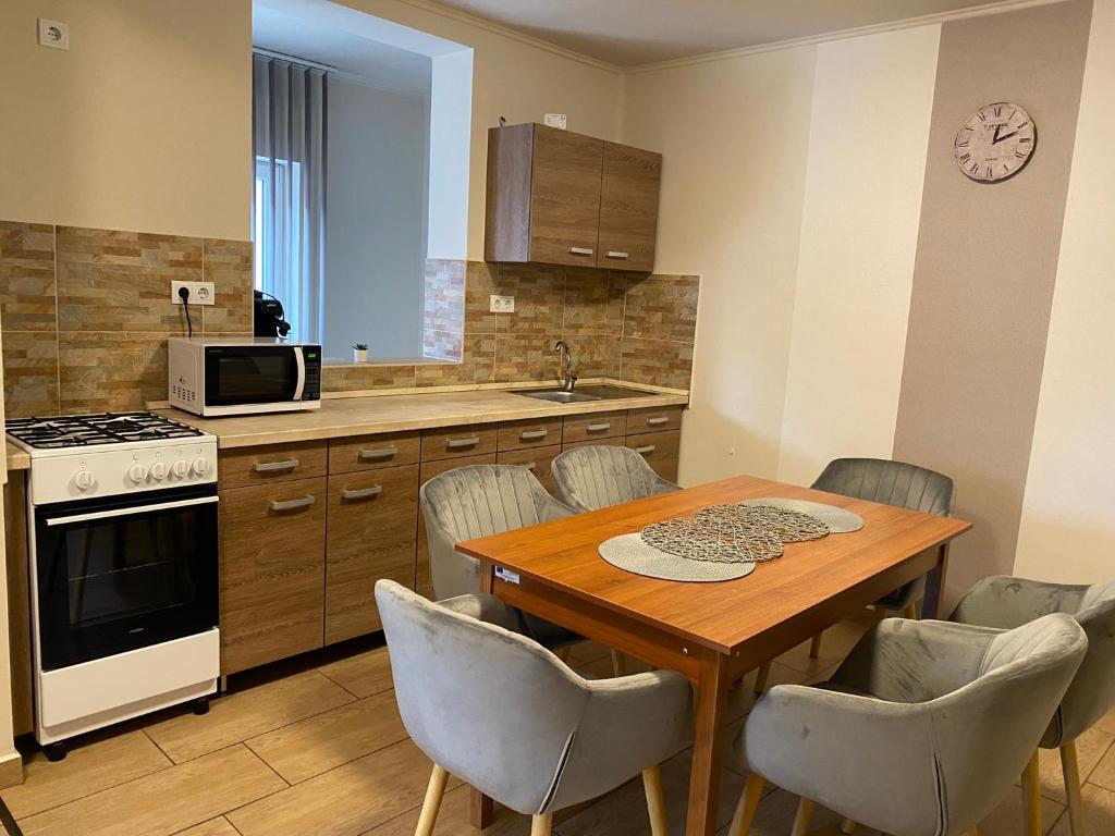 Kuchyň nebo kuchyňský kout v ubytování Riviéra Apartmanok