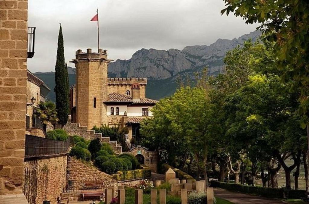 un castillo con una bandera encima en Hotel Castillo El Collado, en Laguardia