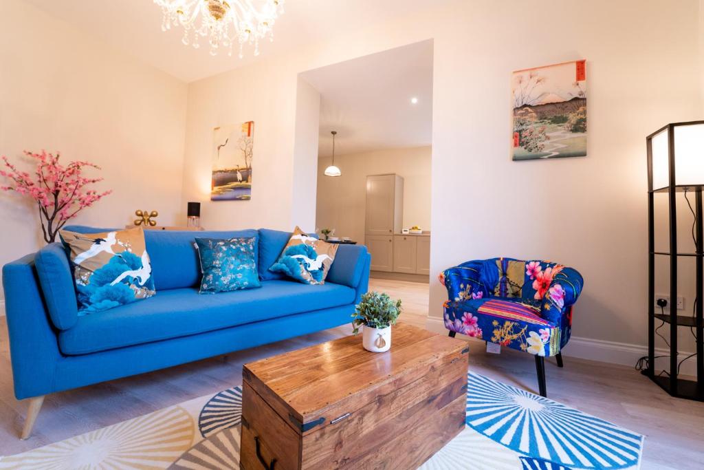 大雅茅斯的住宿－Stylish maisonette in town centre close to beach，客厅配有蓝色的沙发和椅子