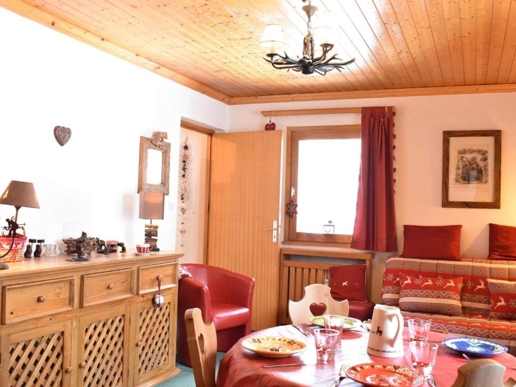 un salon avec une table et un canapé dans l'établissement Appartement 2 pièces à 100m des pistes, balcon, calme, proche commerces - Méribel - FR-1-180-584, à Les Allues