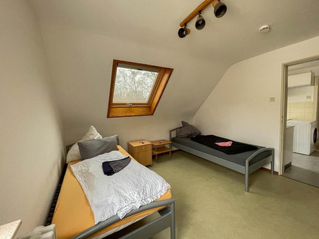 una habitación con dos camas y una ventana en Apartments Sülmerstrasse, en Heilbronn