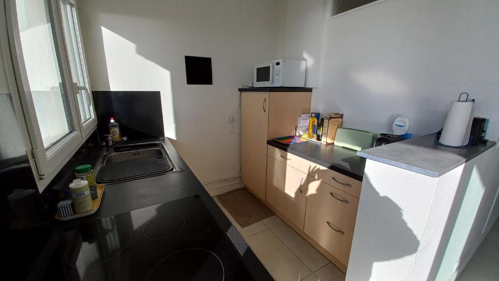 Kuchyňa alebo kuchynka v ubytovaní LA PEROUSE - Appartement 4ème étage - 2 chambres vue mer