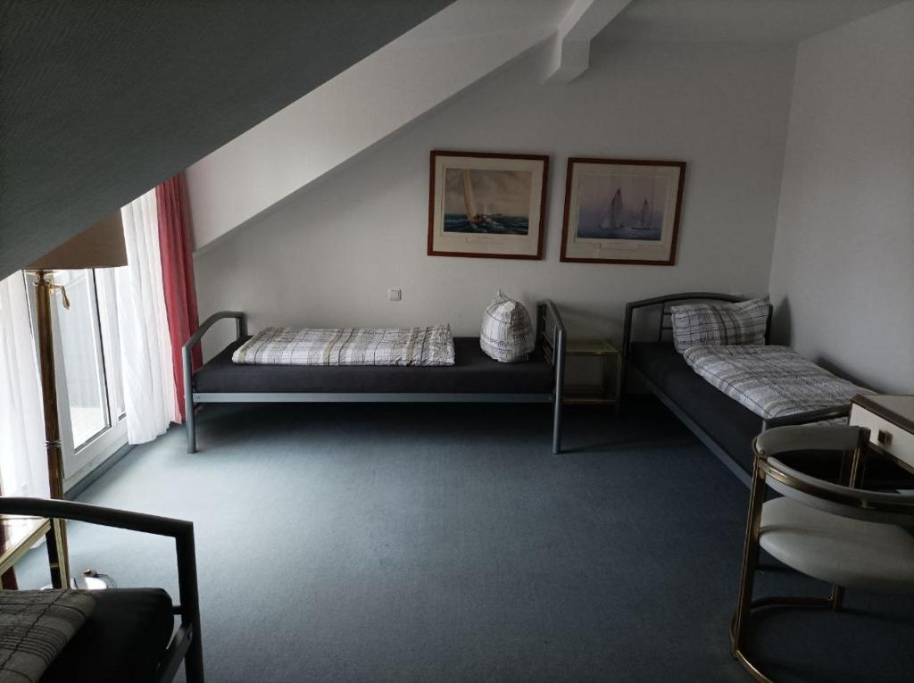 Postel nebo postele na pokoji v ubytování Pension für Monteure in Dresden, Zimmer mit eigenem Bad und großer Gemeinschaftsküche