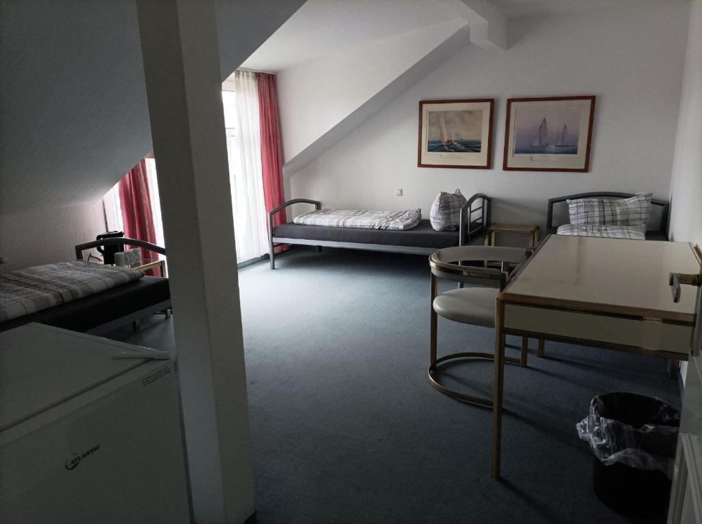 Kuchyň nebo kuchyňský kout v ubytování Pension für Monteure in Dresden, Zimmer mit eigenem Bad und großer Gemeinschaftsküche
