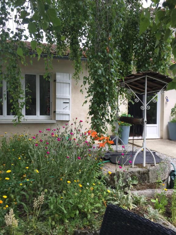 un jardin en face d'une maison dans l'établissement Le Gite du Petit Renard: A Tranquil Gite with pool, à Oradour-Saint-Genest