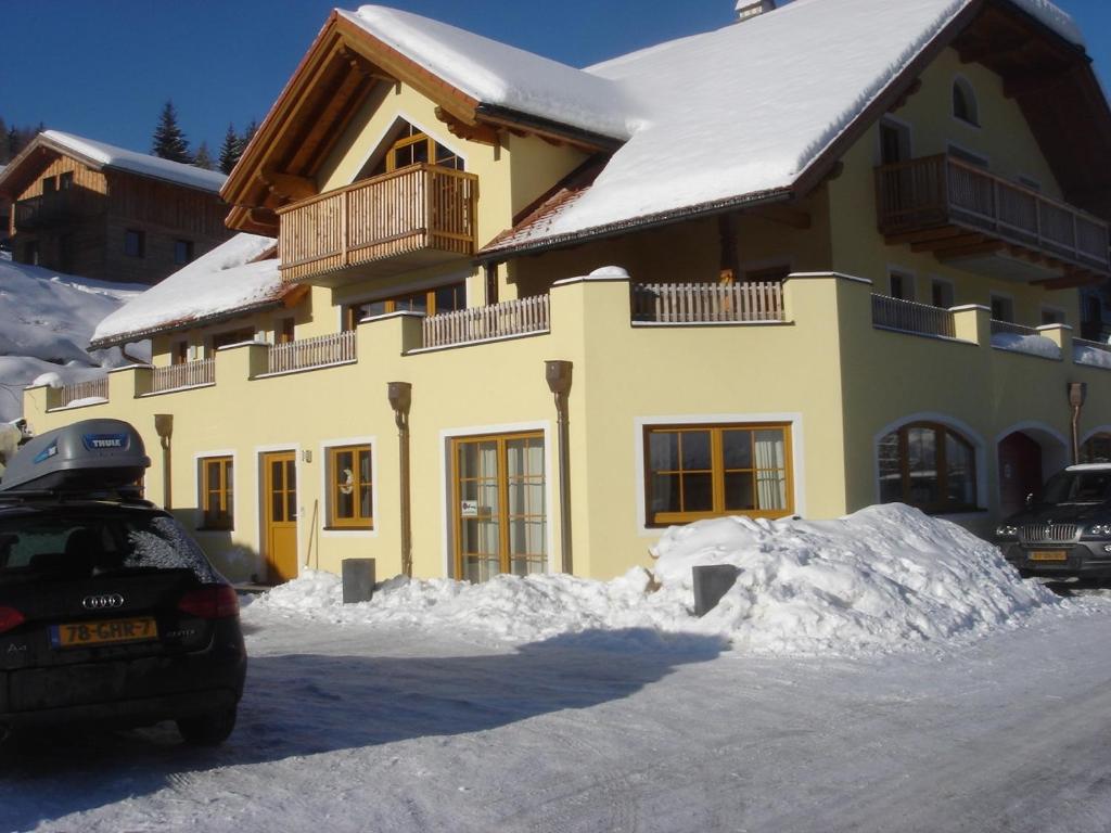una casa con un montón de nieve delante de ella en Annaberg TOP 1, en Annaberg im Lammertal
