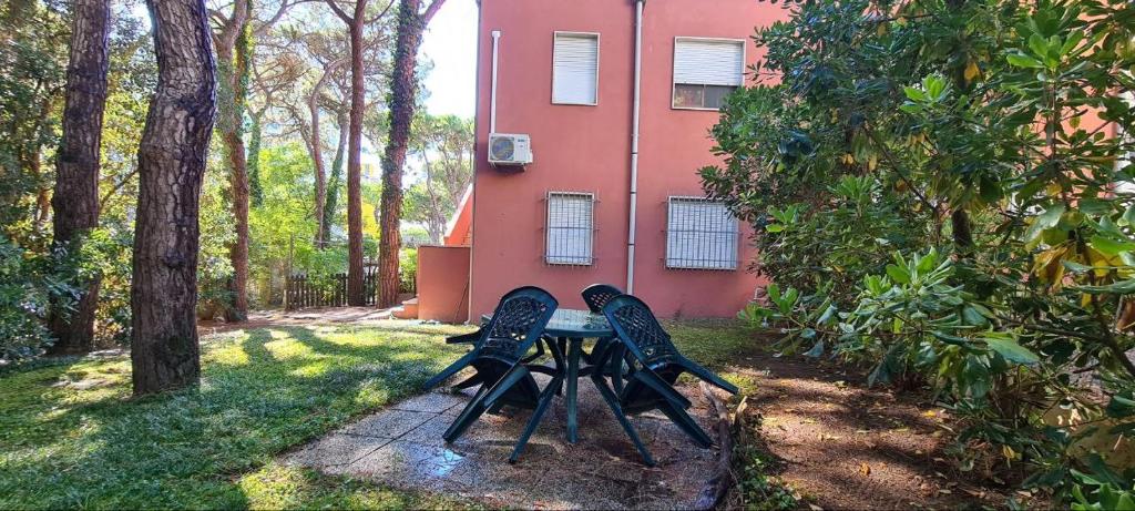 a table and two chairs in front of a house at La Casa del mare in Rosolina Mare