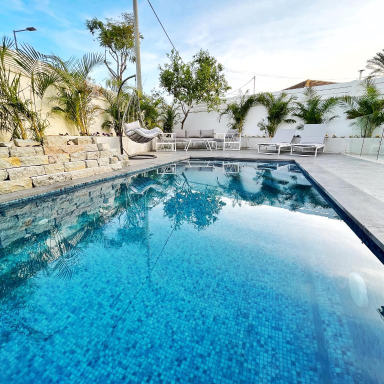 una gran piscina de agua azul en Luz Mansion ~ Lux & Comfy, en Rishon LeZion