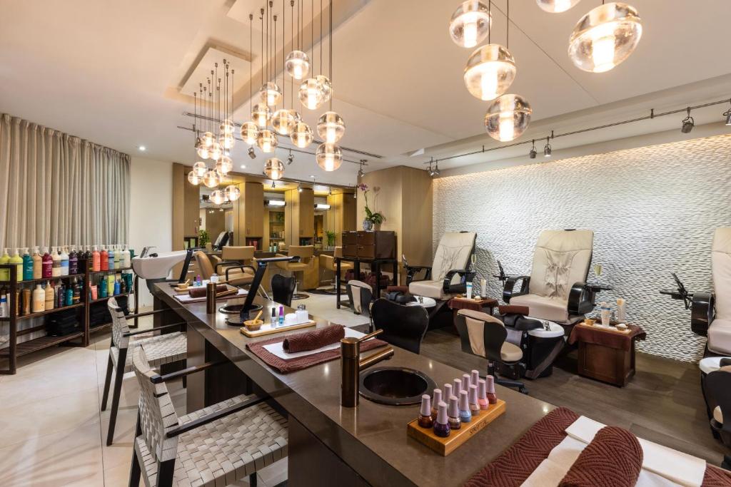 Ein Sitzbereich in der Unterkunft The Palms Hotel &amp; Spa
