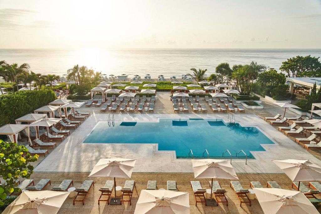 una vista aérea de una piscina del complejo con sillas y sombrillas en Four Seasons Resort Palm Beach, en Palm Beach