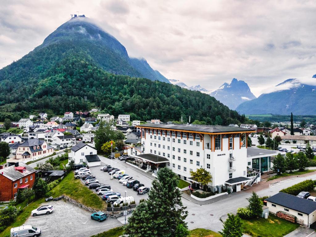 una vista aérea de una ciudad con una montaña en Grand Hotel - by Classic Norway Hotels en Åndalsnes