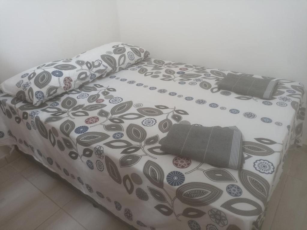 un par de camas con almohadas encima en Casa do italiano, en Maceió