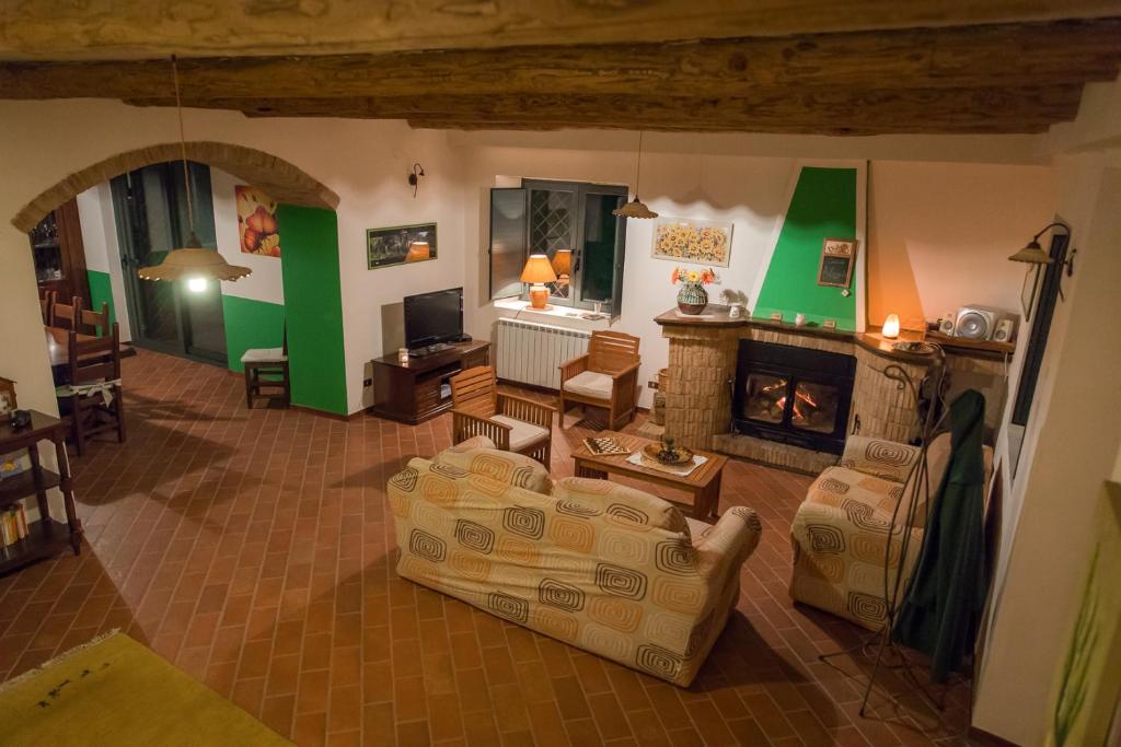 een woonkamer met een bank en een open haard bij b&b Casa Alegría in Morano Calabro