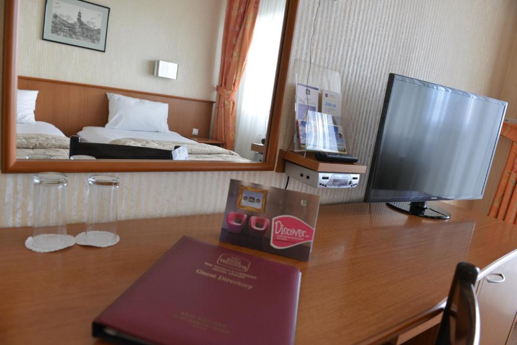 TV a/nebo společenská místnost v ubytování Hotel Bellevue