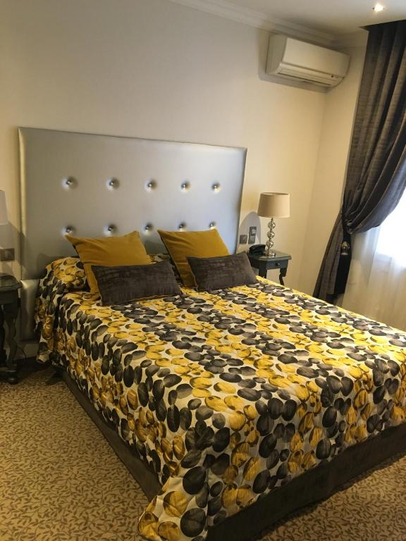 Postel nebo postele na pokoji v ubytování Grand Hotel des Terreaux