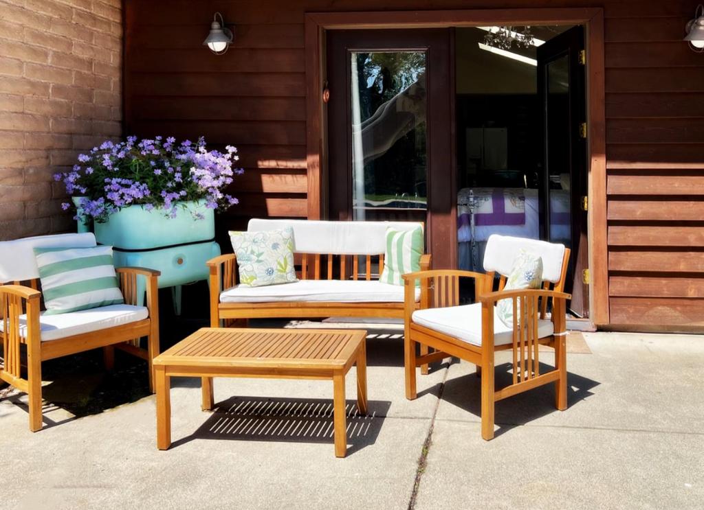 a group of chairs and a table on a patio at DunMovin’ Oregon in Grants Pass