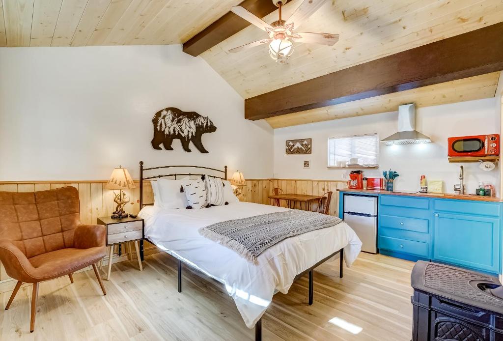 a bedroom with a large bed and a kitchen at Tahoe Mountain Inn in South Lake Tahoe
