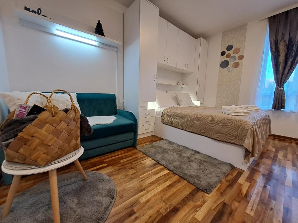 Lux apartmani Dunja Kopaonik Čardaci - WHITE tesisinde bir odada yatak veya yataklar