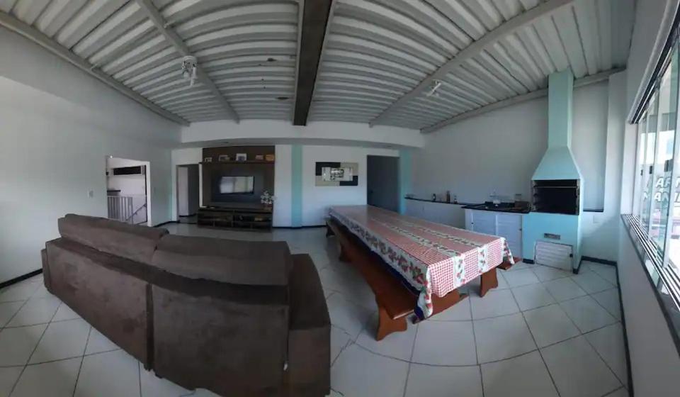 uma grande sala de estar com um sofá e uma cama em Casa Sérgio em Itajaí