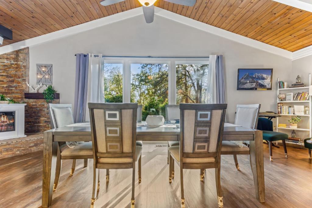 Χώρος καθιστικού στο Fully-Stocked, Pet-friendly, Relaxing Home Near Yosemite and Bass Lake