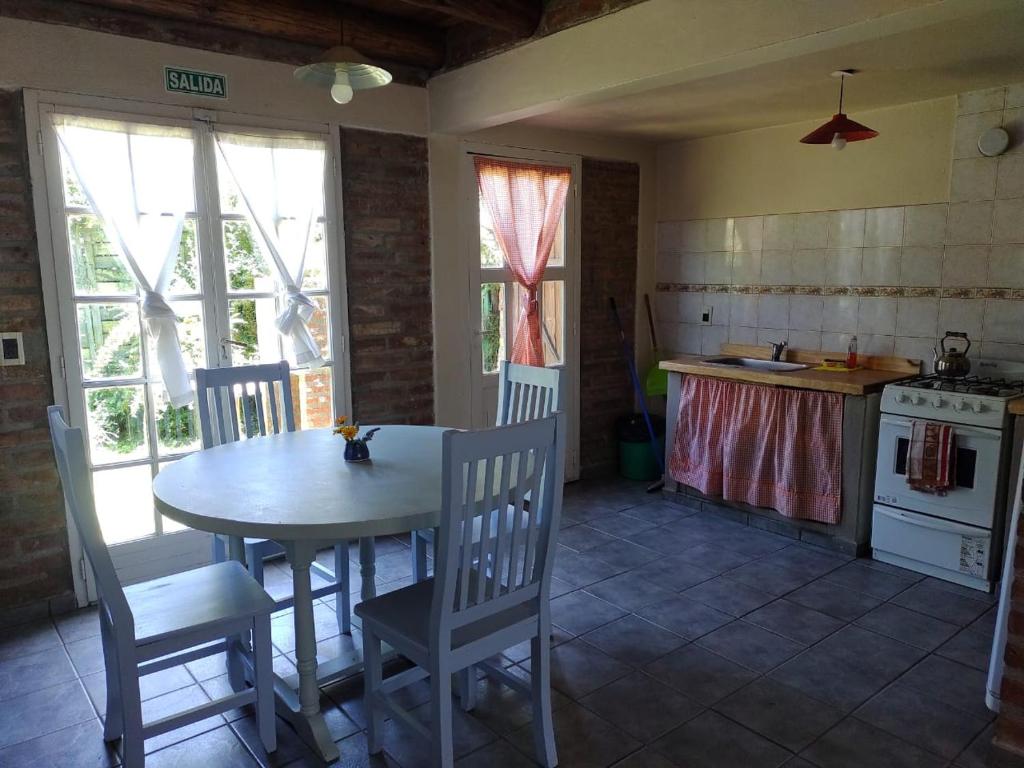 cocina con mesa y sillas en una habitación en Cabaña Fuego Interior en El Bolsón