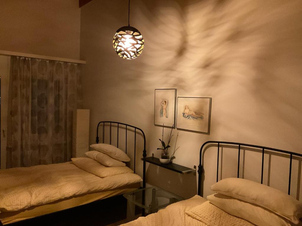 Postel nebo postele na pokoji v ubytování Disentiserhof